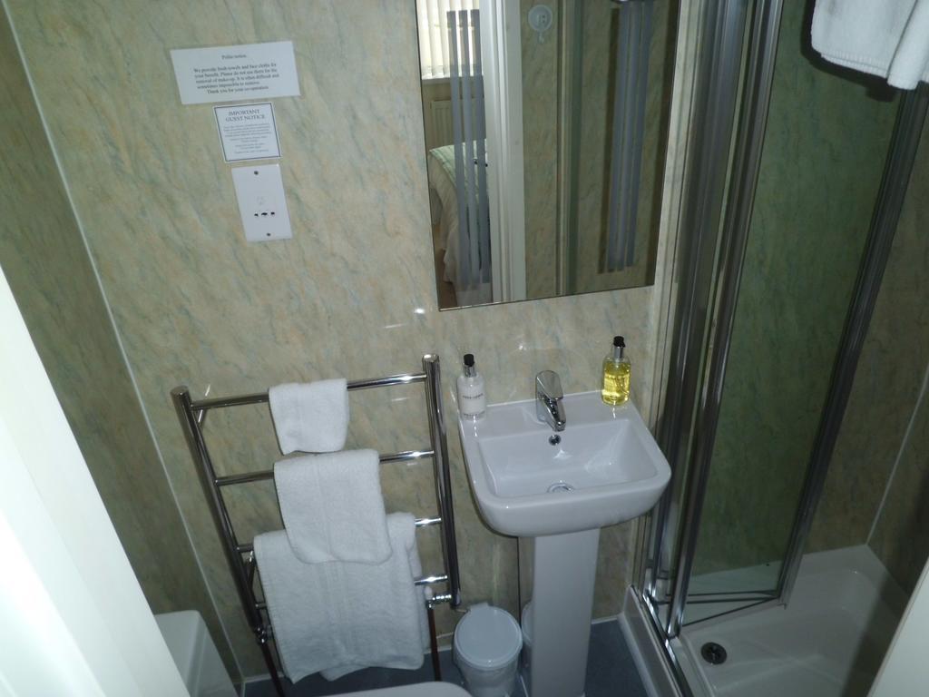 Fair Winds Guest House Brixham Room photo